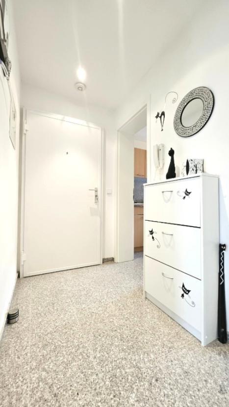 Flur mit Blick auf die Wohnungstüre