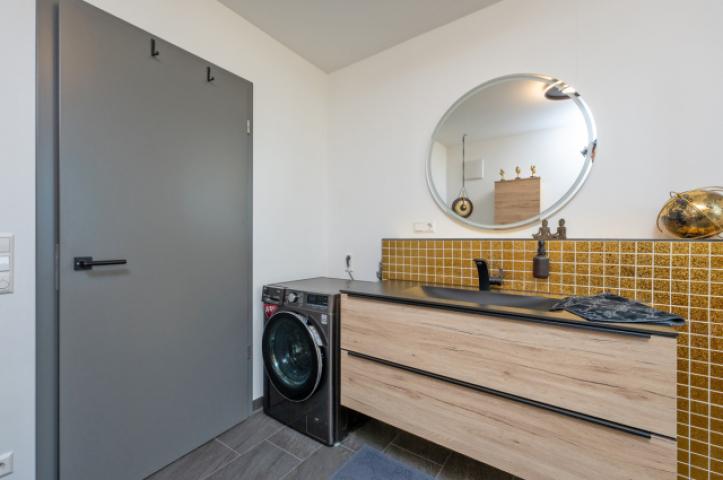 modernes Tageslichtbadezimmer