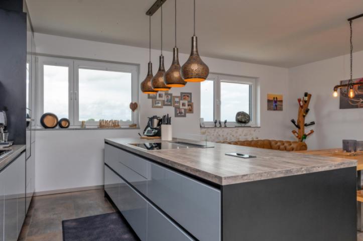 moderne Küche mit Kochinsel