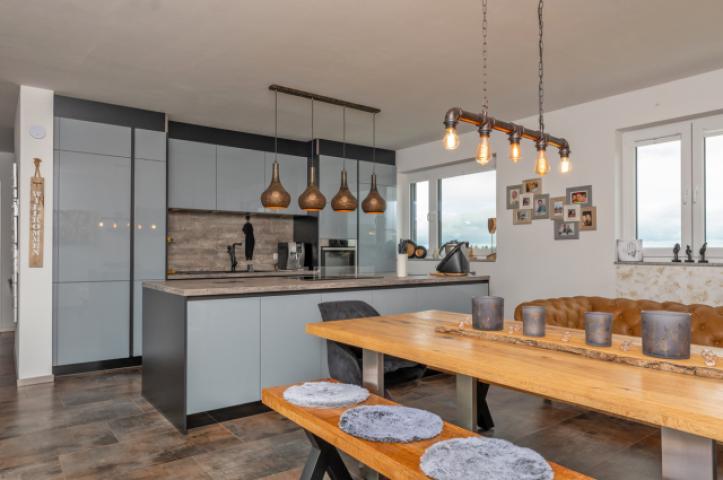 lichtdurchflutetes Esszimmer