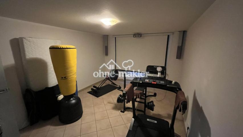 Fitnessraum mit Kinoleinwand