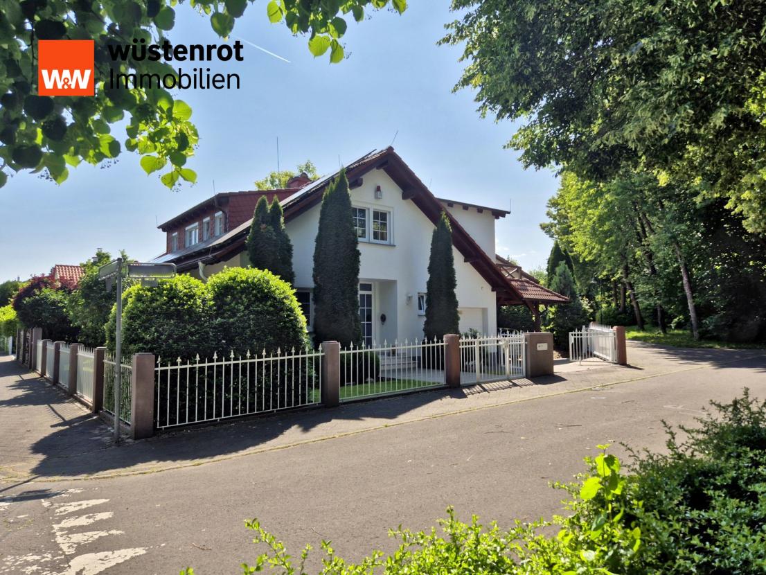 Frontalansicht, Weg zum Naturschutzgebiet