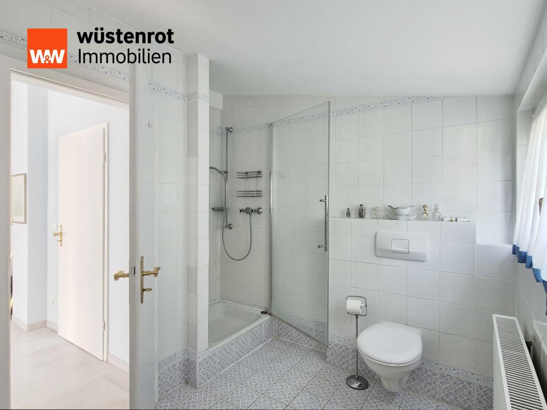 Bad mit Badewanne und Dusche (2)