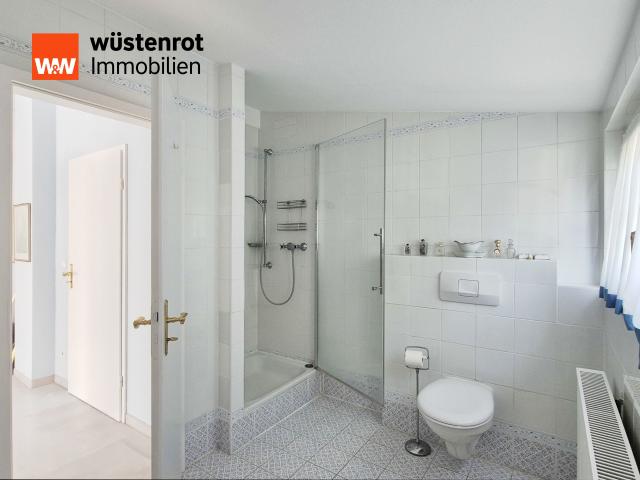 Bad mit Badewanne und Dusche (2)