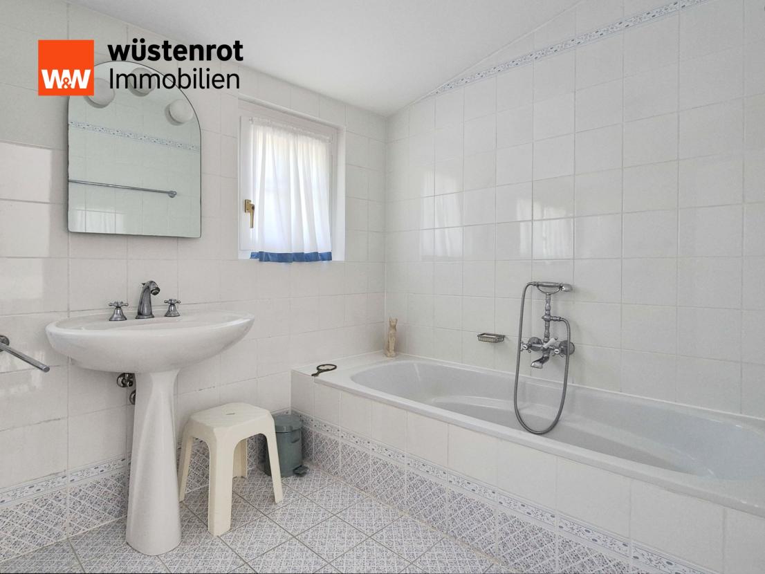 Bad mit Badewanne und Dusche