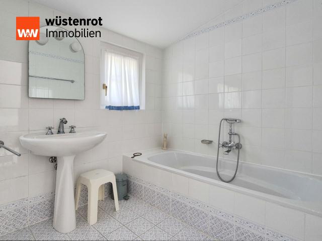 Bad mit Badewanne und Dusche