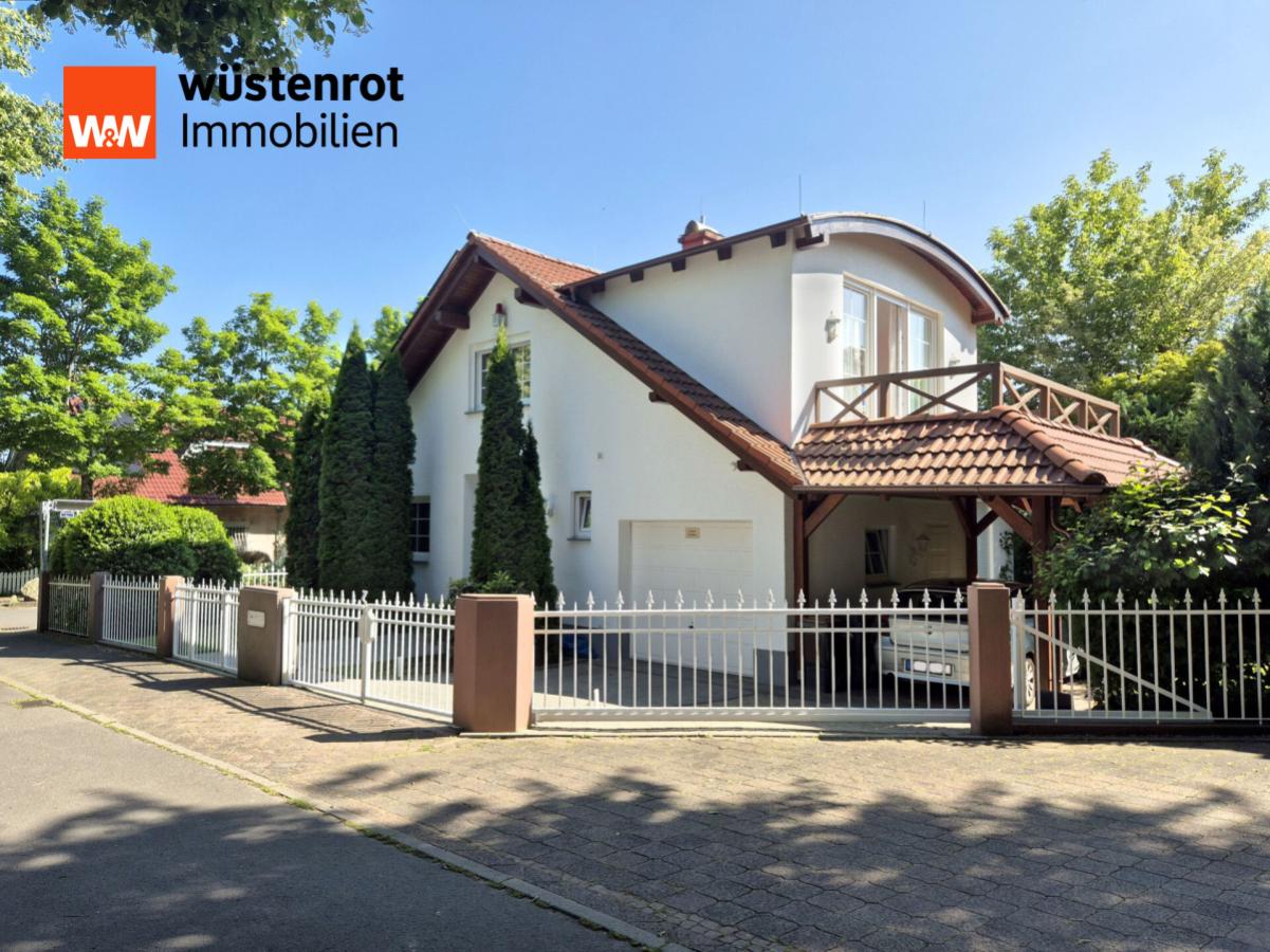 Frontalansicht mit Garage und Carport