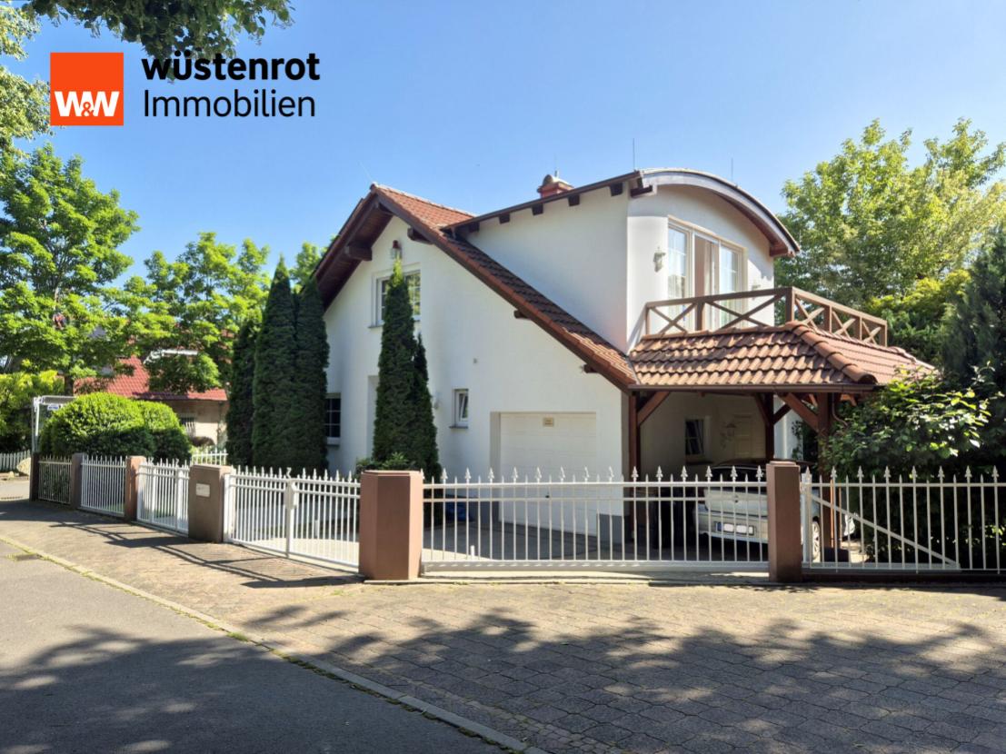 Frontalansicht mit Garage und Carport