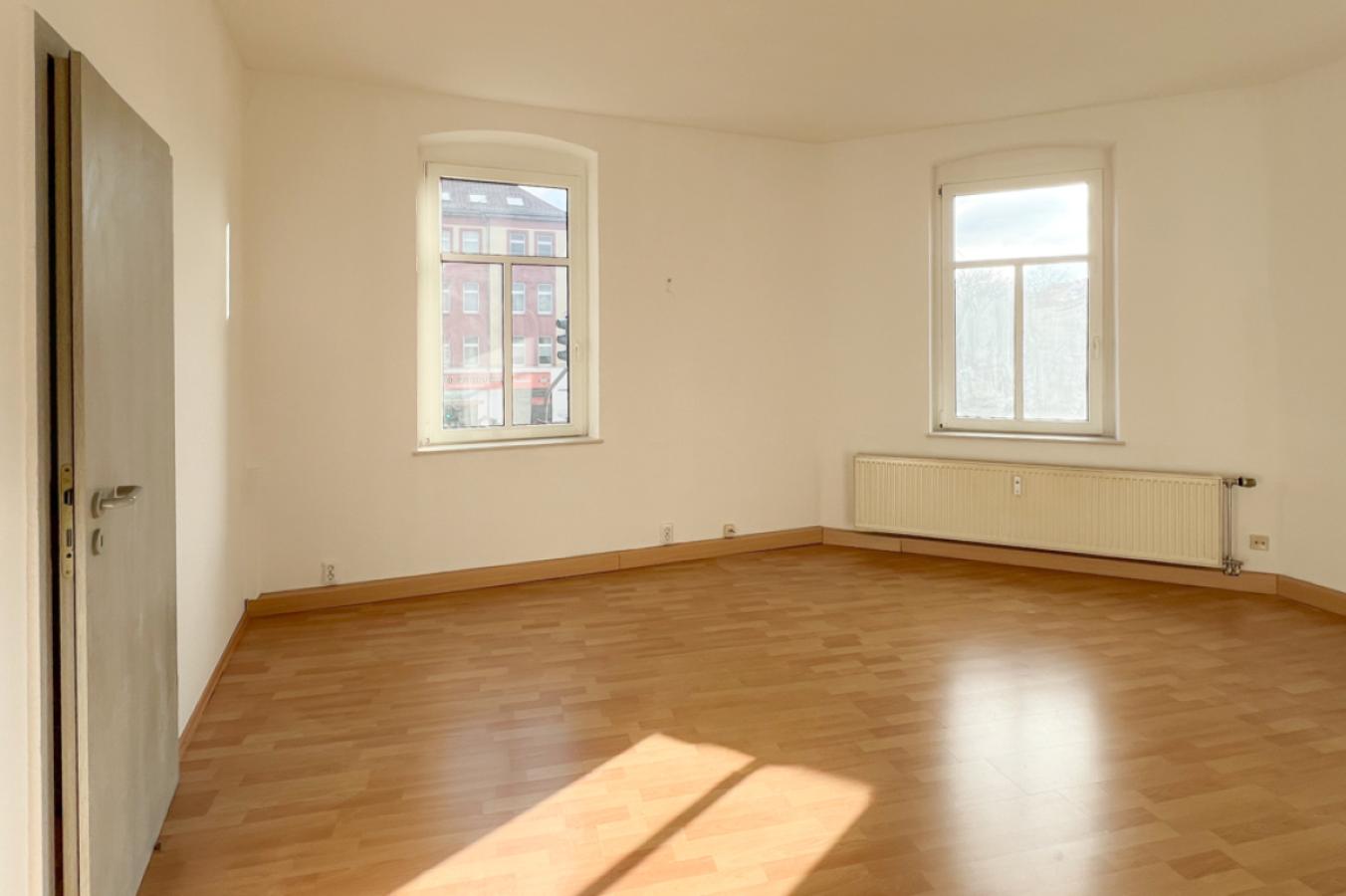 Wohnzimmer mit Tür zum Schlafzimmer