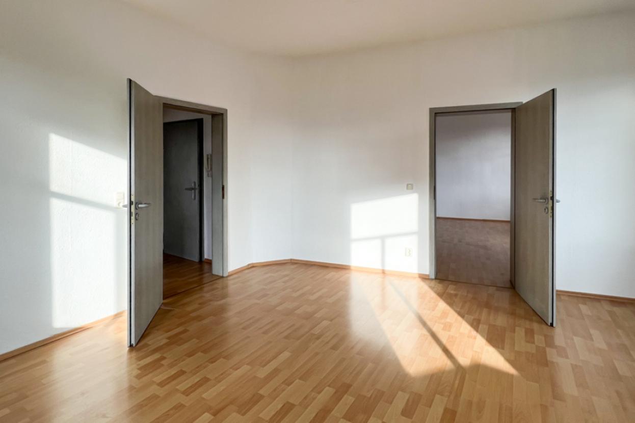 Blick vom Wohnzimmer in das Schlafzimmer