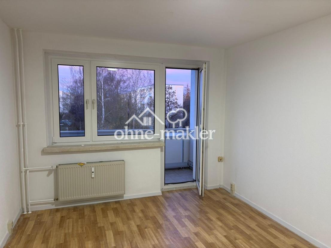 Wohnzimmer mit Balkon