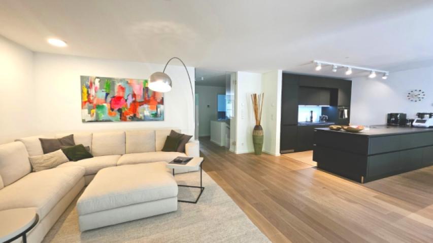 Wohnzimmer mit Blick in die Küche und in den Flur