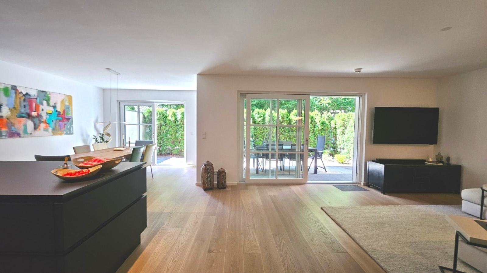 Wohnzimmer mit Blick nach draußen (West-Terrasse)