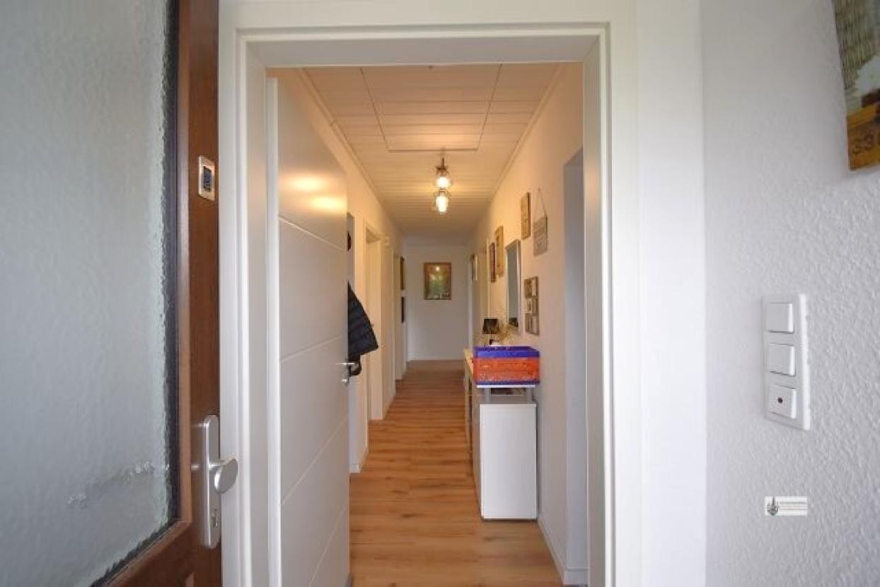 Blick durch den Windfang in den Flur