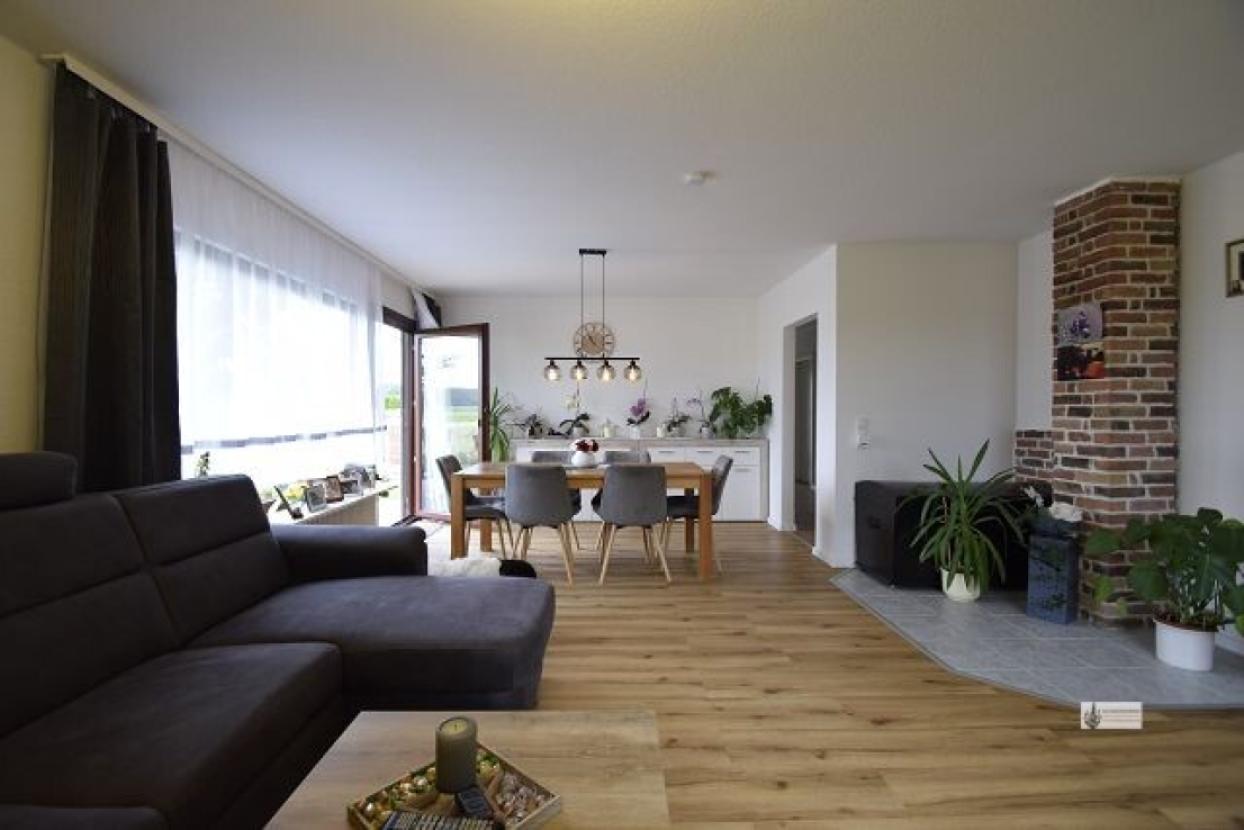 Wohnzimmer mit Terrassentür und Kaminanschluß