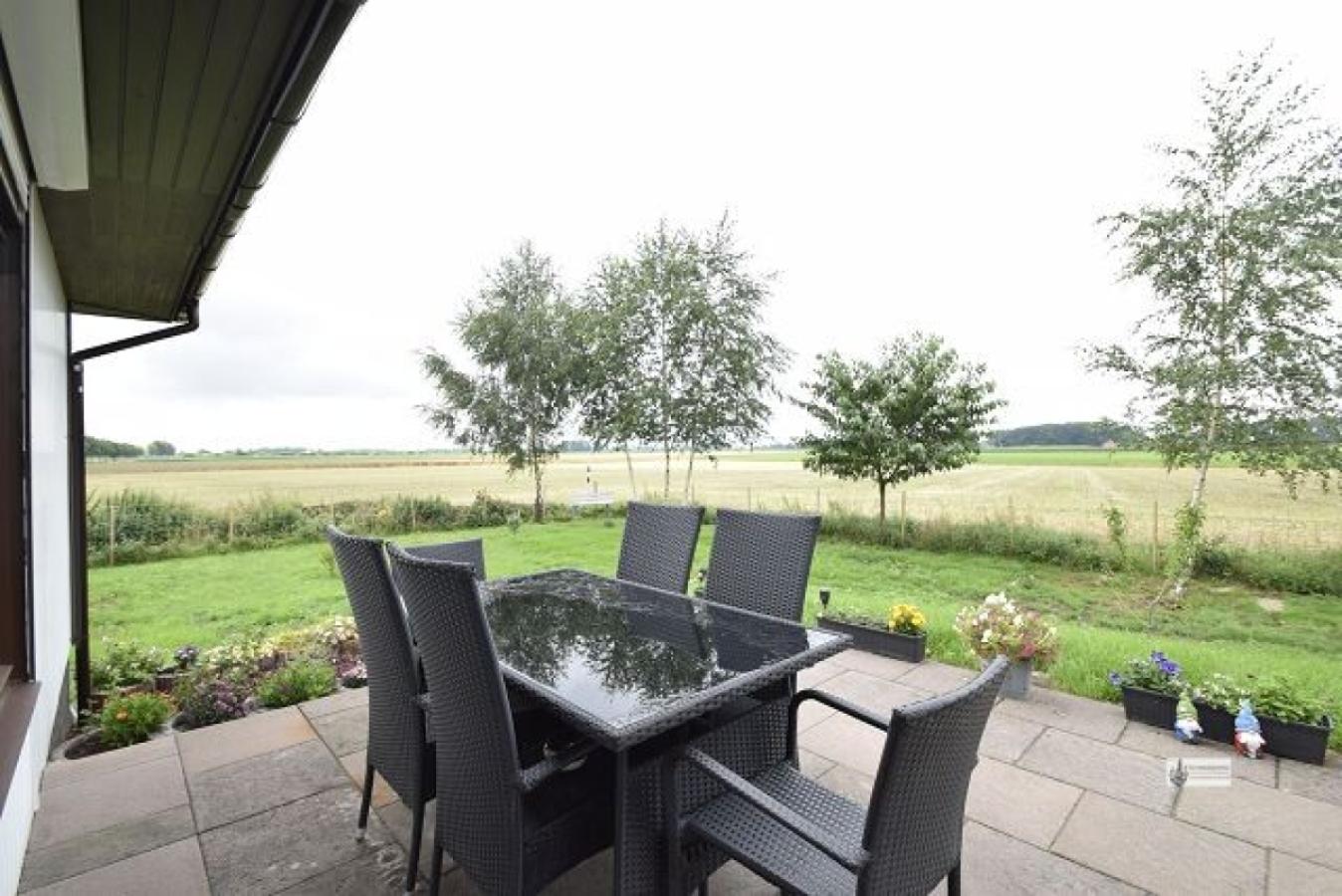 Große Terrasse mit freiem Blick über den Acker