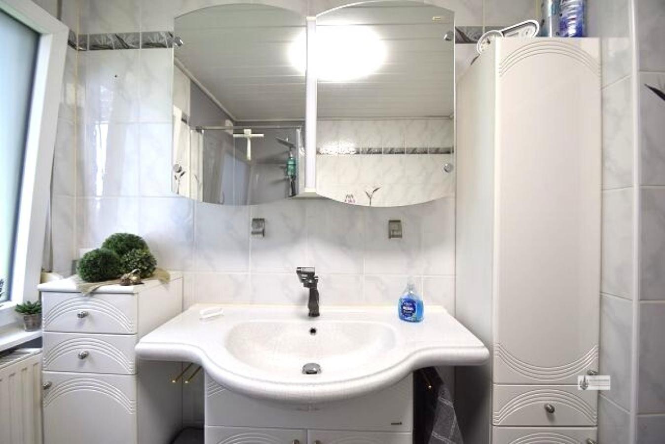 Großer Waschtisch mit Doppelspiegelschrank