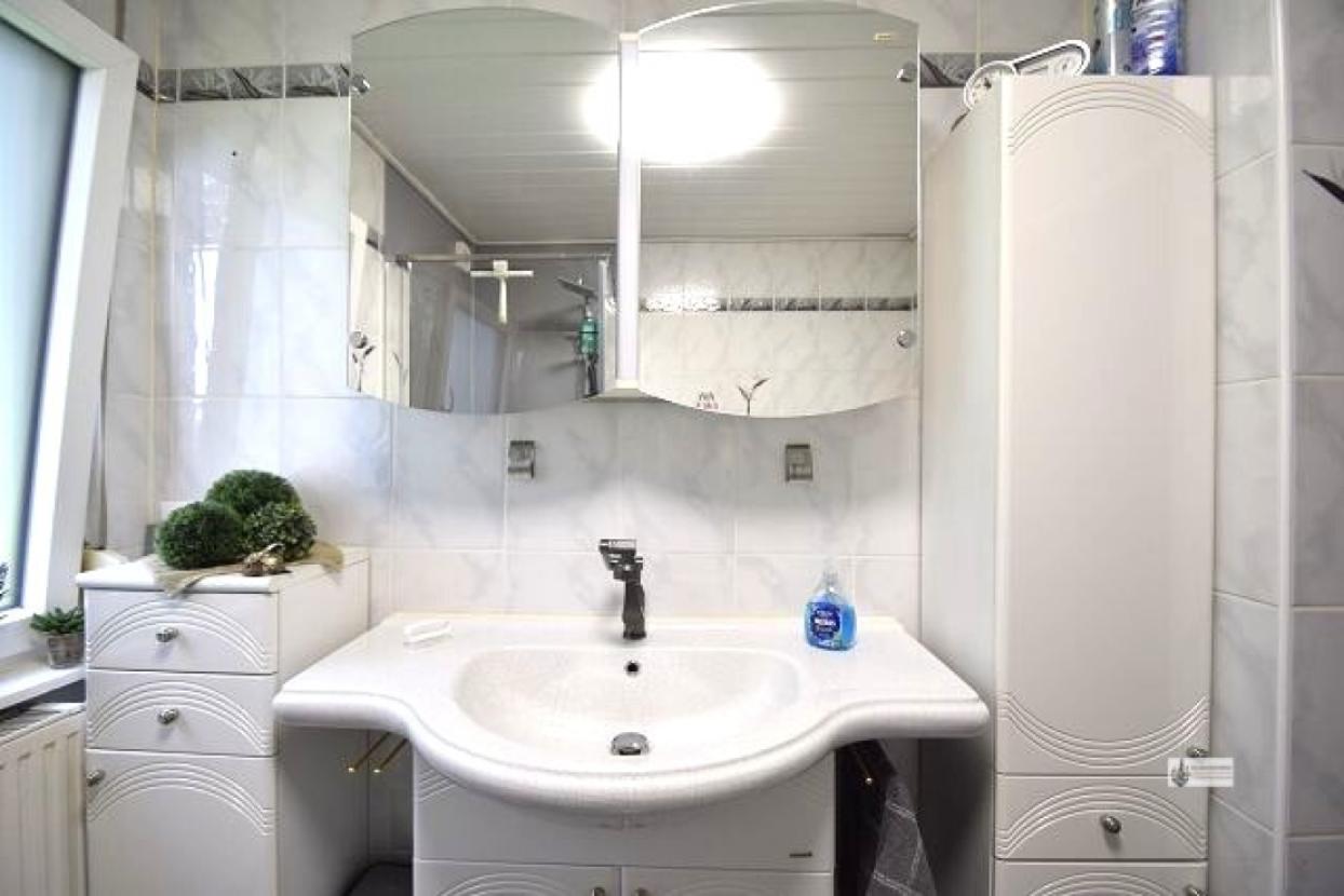 Großer Waschtisch mit Doppelspiegelschrank