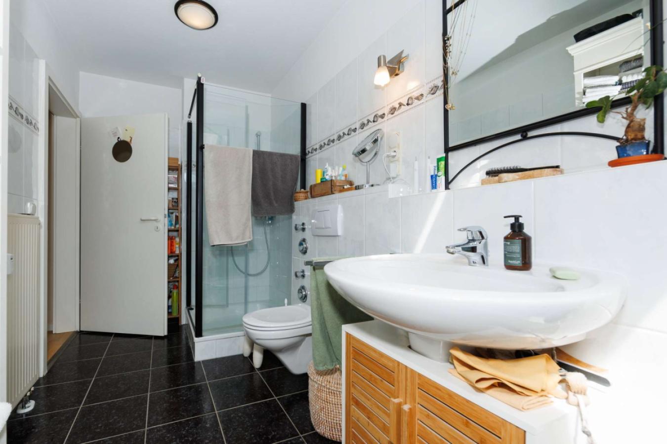 Großes Bad mit Dusche...