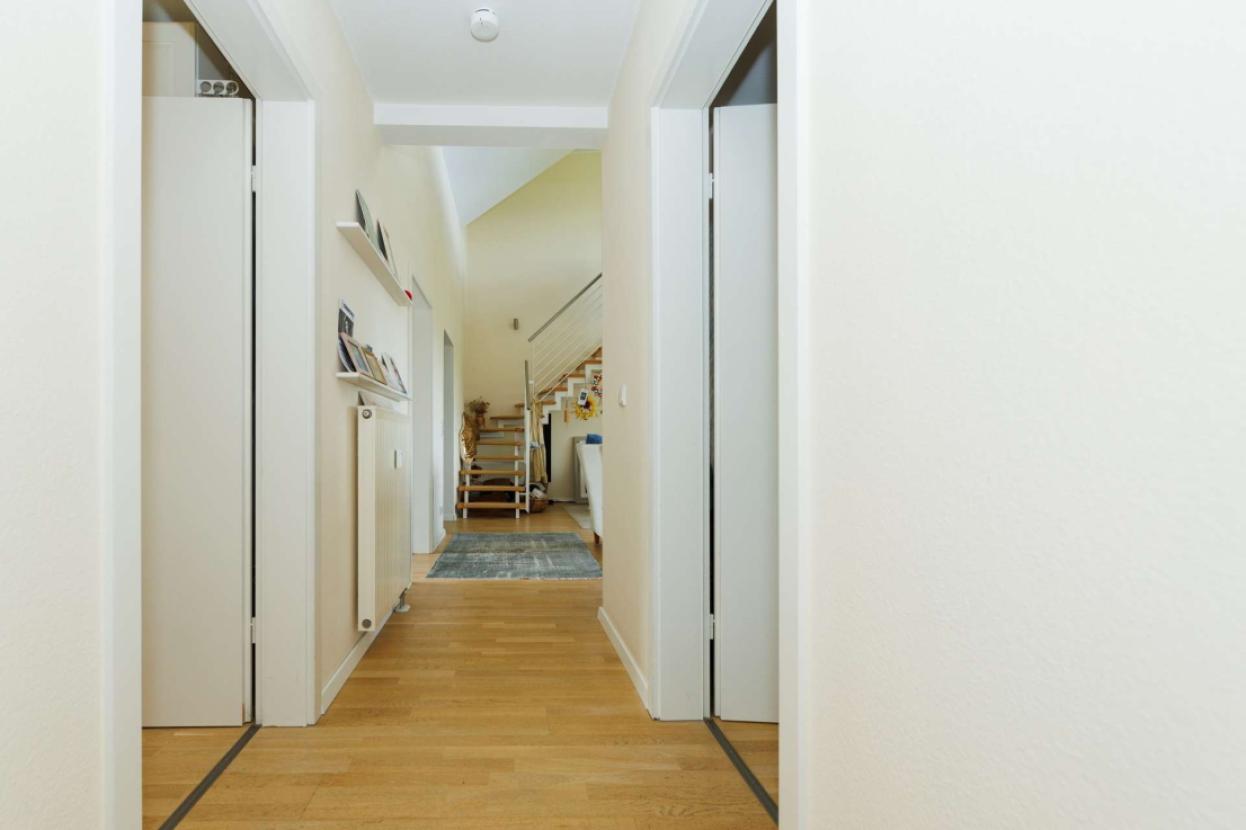 Flur mit Echtholzparkett, wie in der ganzen Wohnung