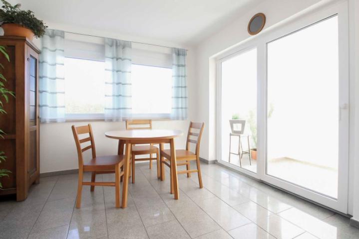 Essbereich mit Zugang zum Wintergarten