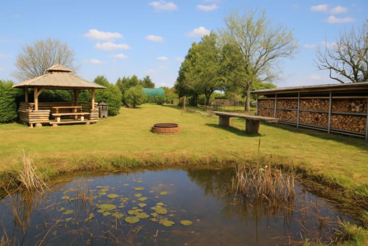 Gartenidyll mit Teich und Pavillon