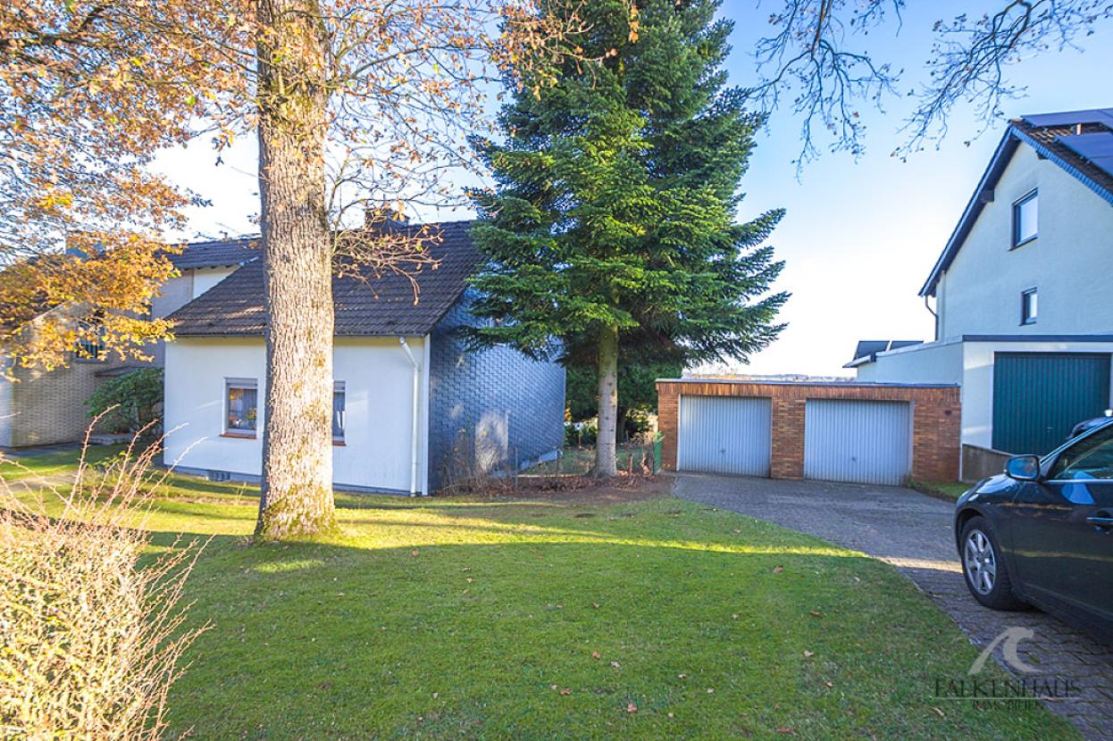 Zwei Garagen und drei Stellplätze direkt davor