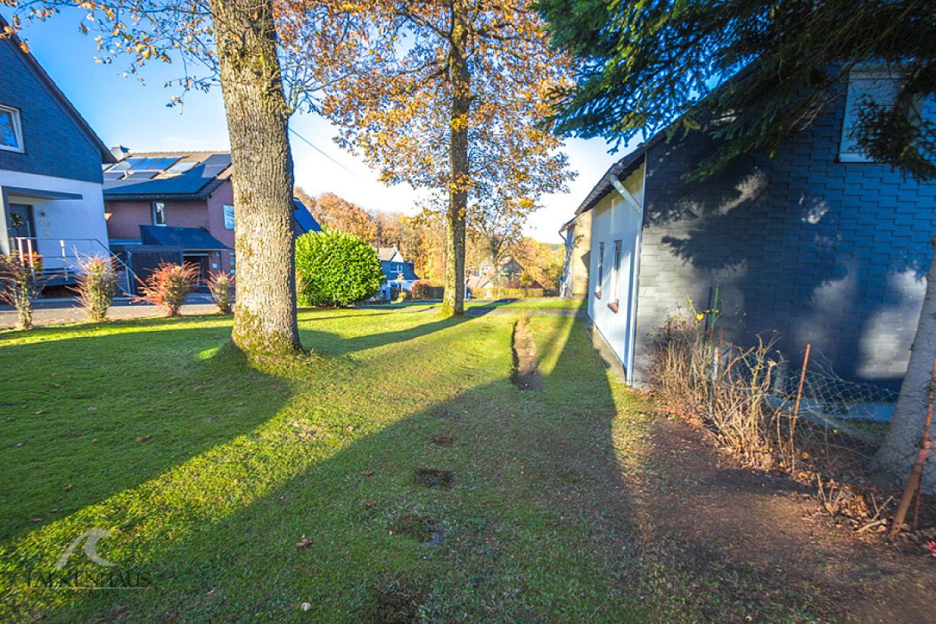 Gebäudevorseite - Viel Platz bis zur Strasse