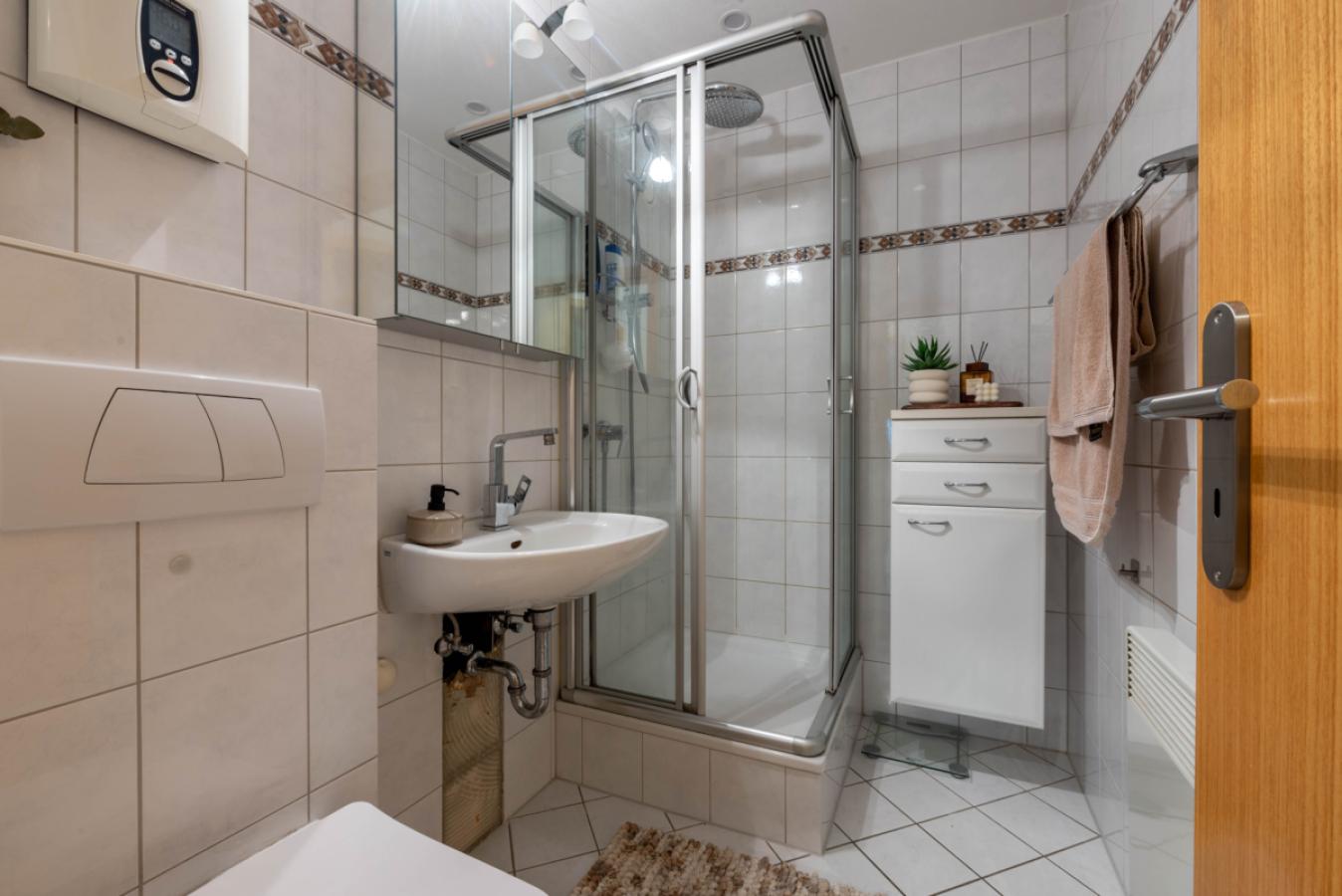 Ansicht Gäste-WC mit Dusche