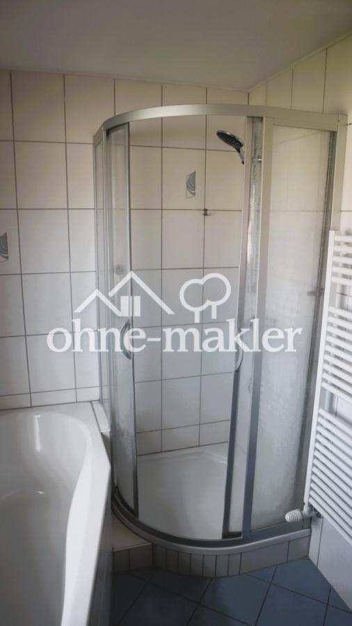 Dusche und Wanne im Bad