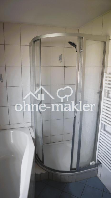 Dusche und Wanne im Bad