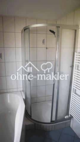 Dusche und Wanne im Bad