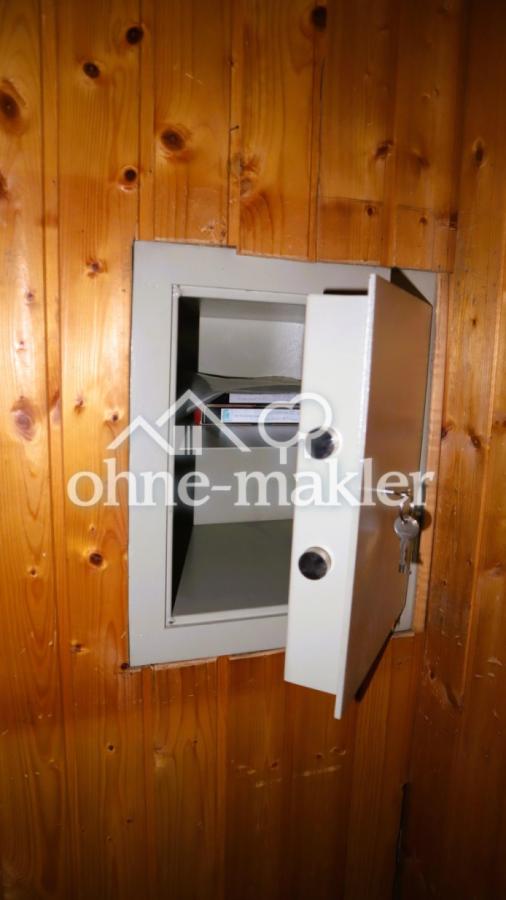 Wandsafe im Kellerraum 1