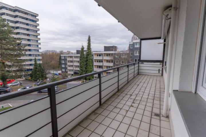 ca. 12m² großer überdachter Balkon