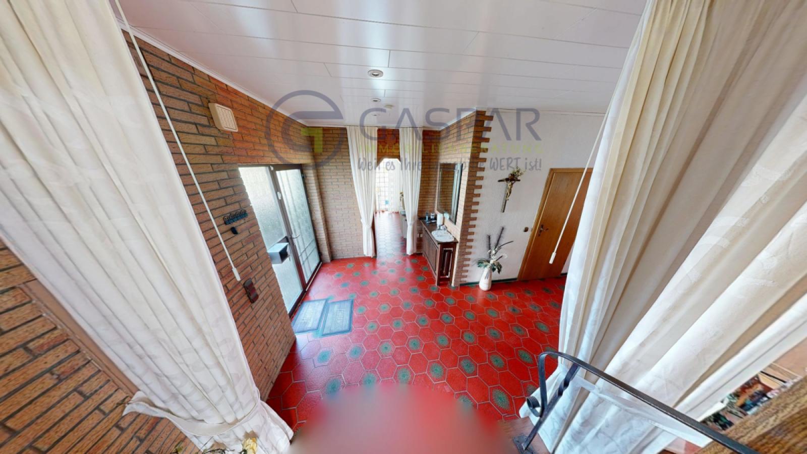 EG Eingang Blick Treppe OG