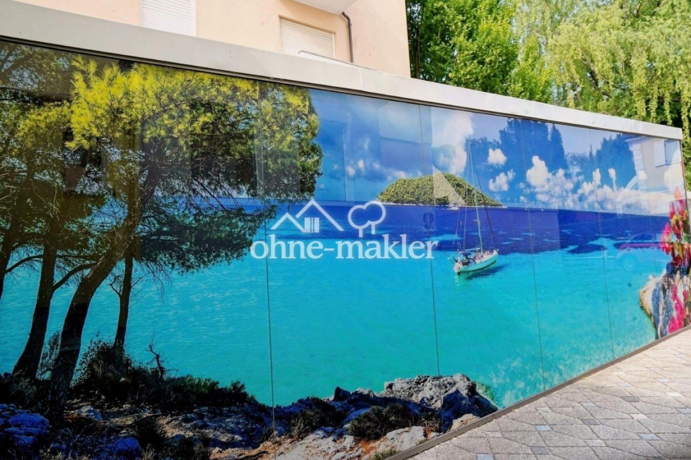 Designerverglasung im Hof