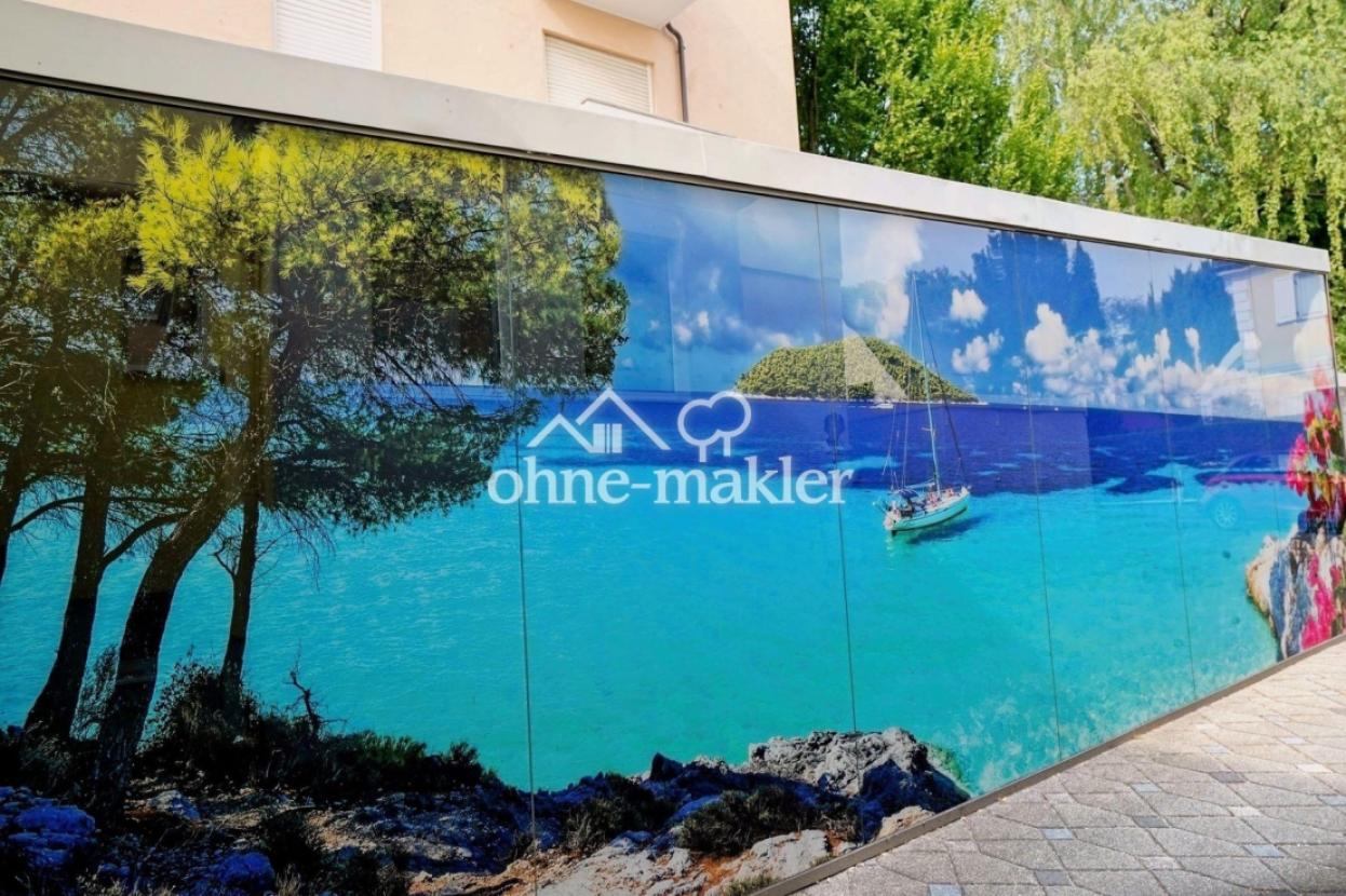 Designerverglasung im Hof