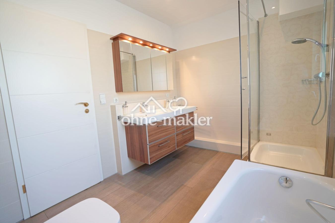 mit Dusche, Badewanne + WC