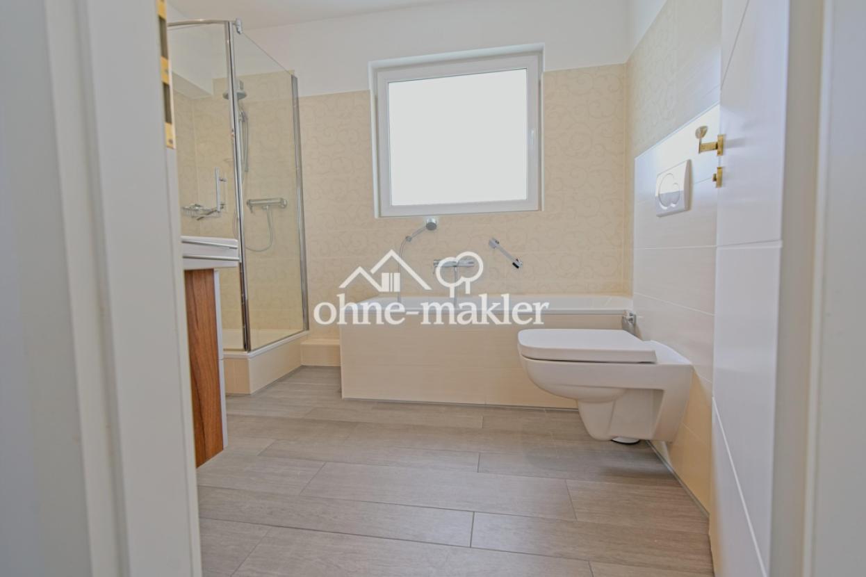 Badezimmer mit großem Fenster