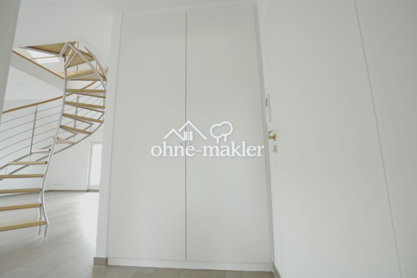 großer Einbauschrank im Flur