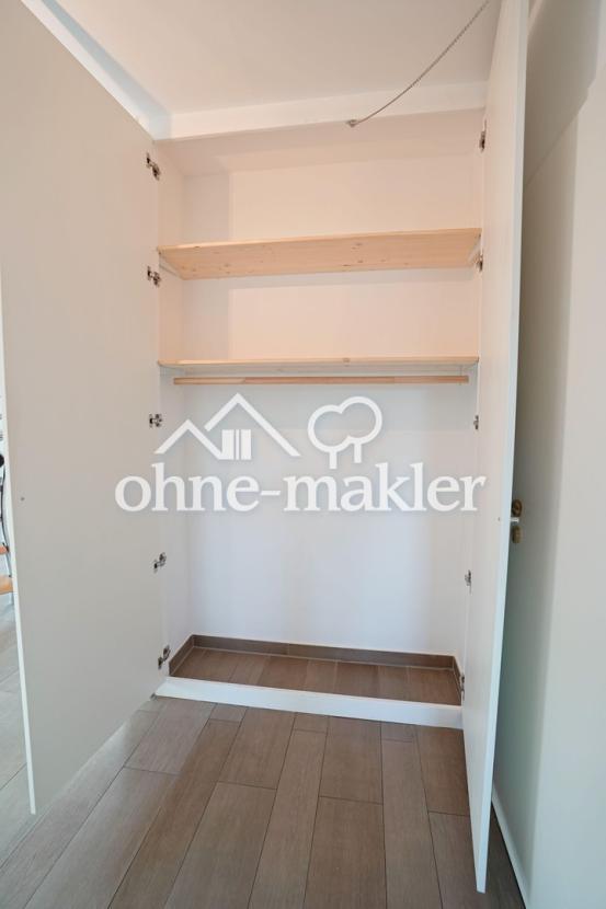 Einbauschrank geöffnet