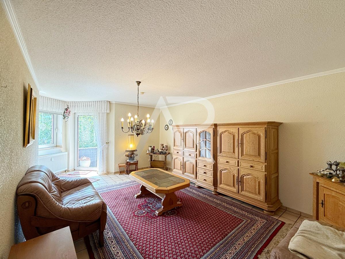 Wohnzimmer mit Balkon