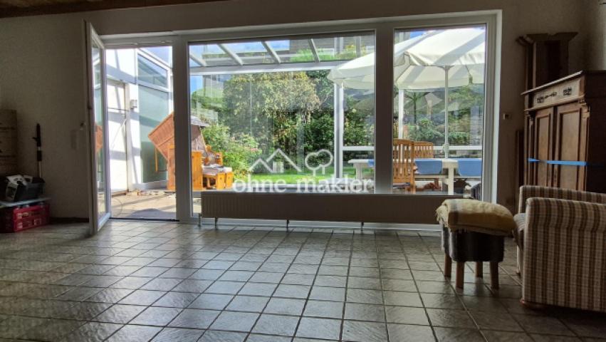 Wohnzimmer mit Gartenausblick