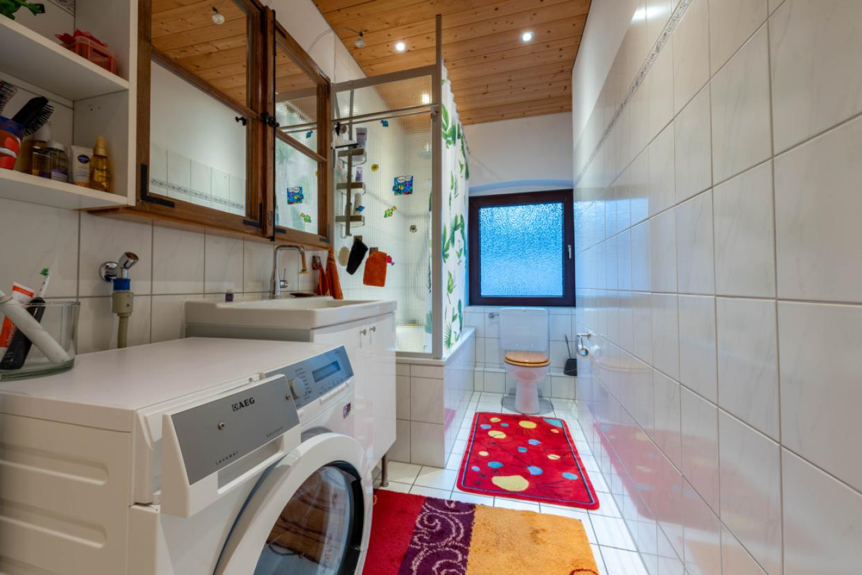 Badezimmer mit Fenster