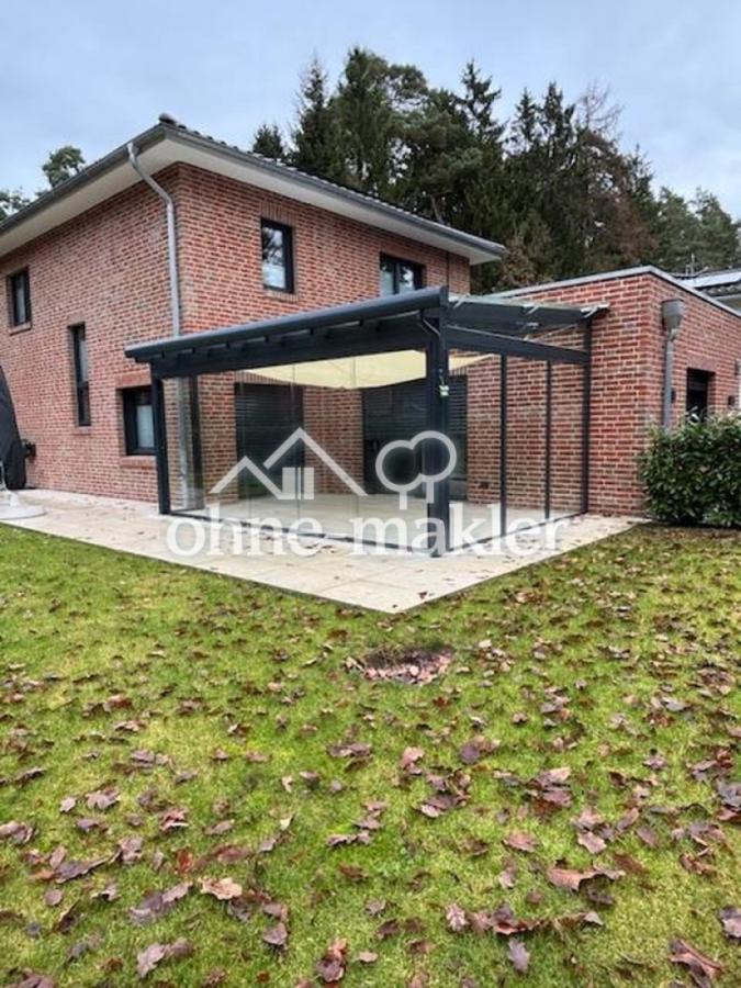 Hofseite mit Wintergarten