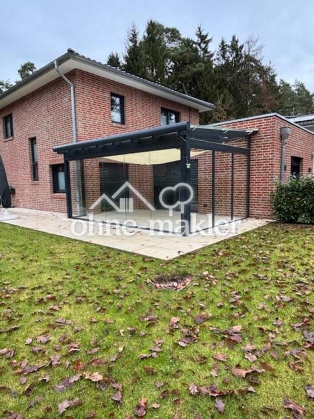 Hofseite mit Wintergarten