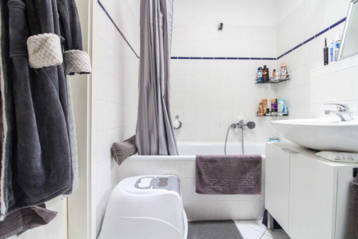 Bad mit Badewann WE links