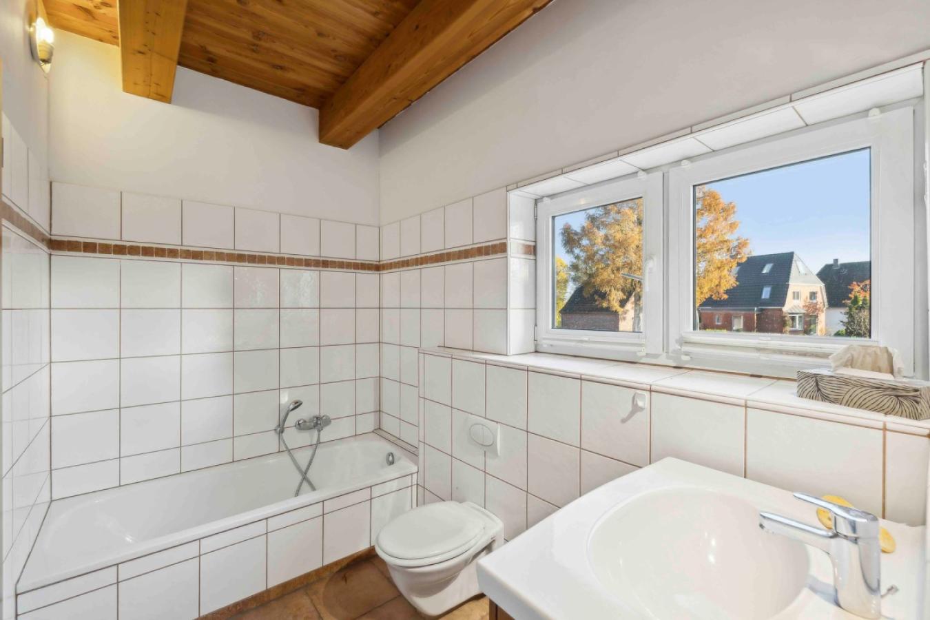 Badewanne und Dusche 1.OG