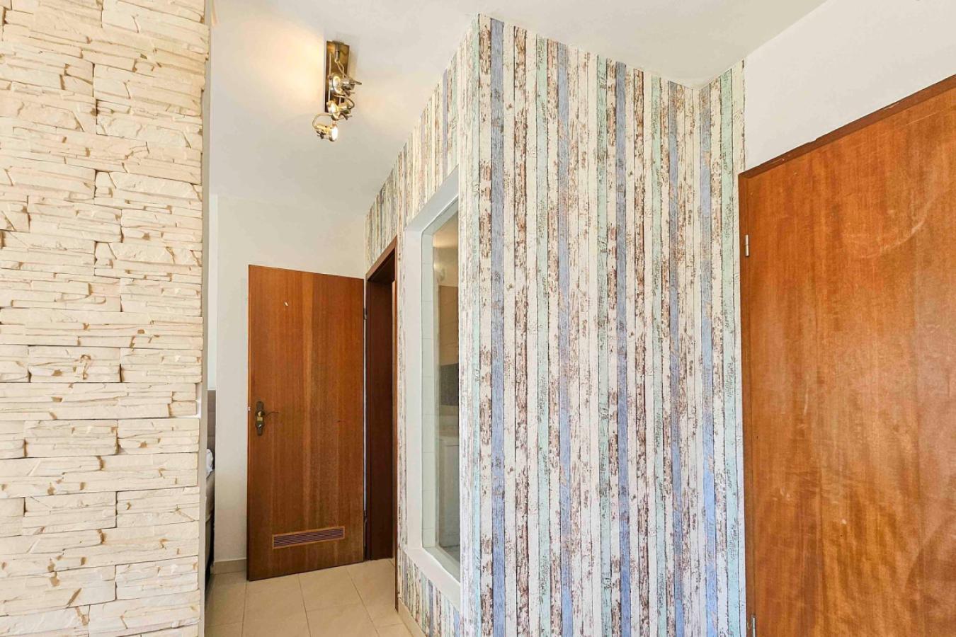 Flur von Wohnbereich zu Bad