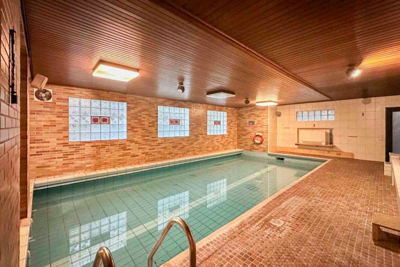 Innenliegender Pool Keller